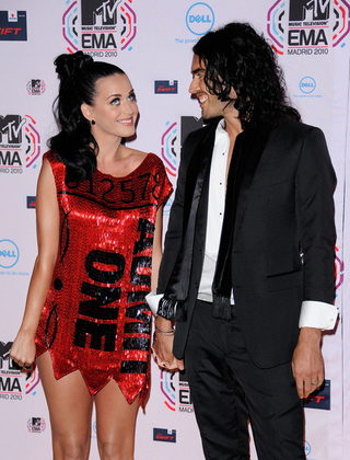 Illustration for article titled You Can't Miss Russell Brand & Katy Perry's Giant Wedding Rings